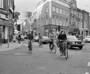 857299 Afbeelding van de verkeersdrukte op de hoek van de Predikherenstraat (links) en de Voorstraat te Utrecht.